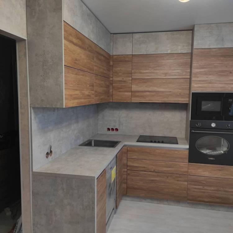 Угловая кухня под потолок в стиле лофт с горизонтальными шкафами