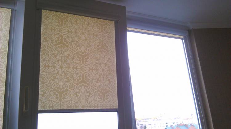 Какие рулонные шторы лучше выбрать на солнечную сторону?