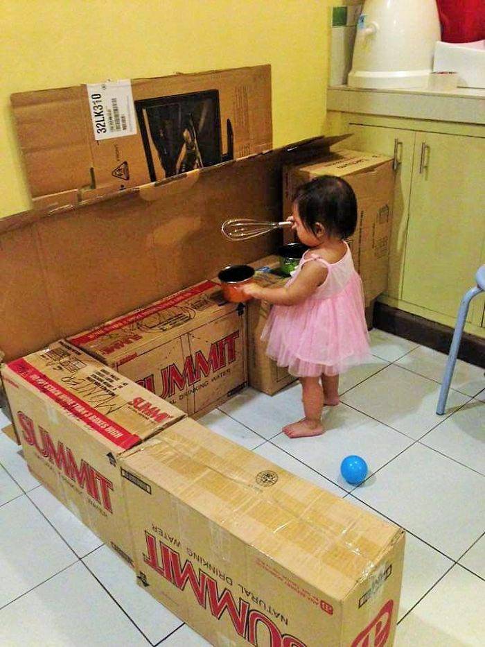 Как сделать игрушечную мини-кухню из картонных коробок для реб