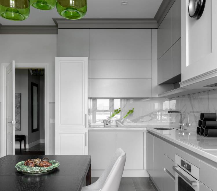 Красивые кухни со шкафом над холодильником с белым фартуком