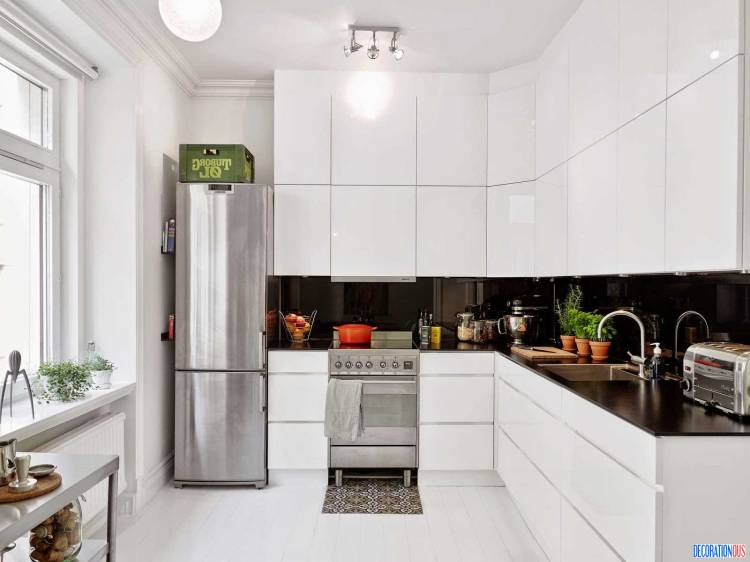 Белый холодильник в интерьере кухни