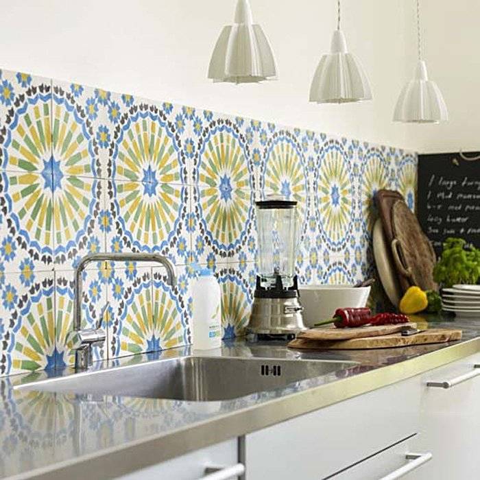 Крупный яркий орнамент для плитки на кухонный фарту