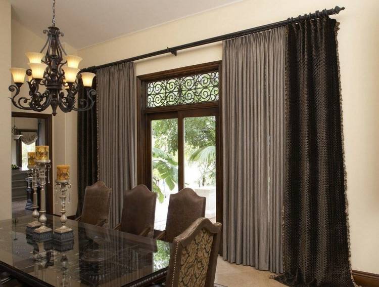 Коричневые шторы в интерьере гостиной