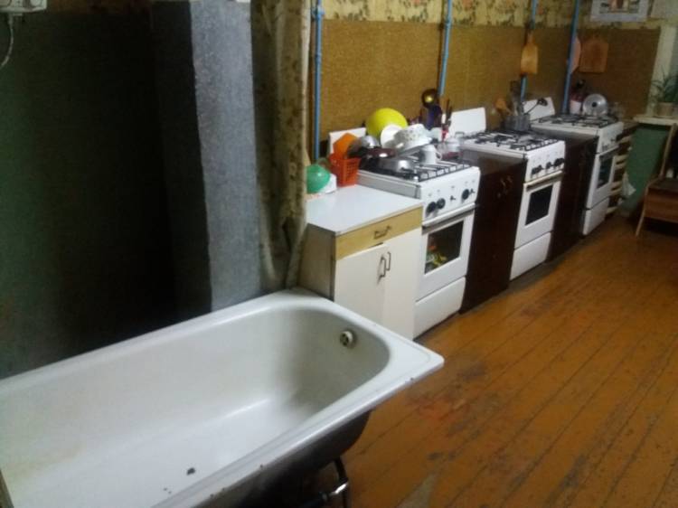 Рязанцы показали на фото ванну на кухне общежития