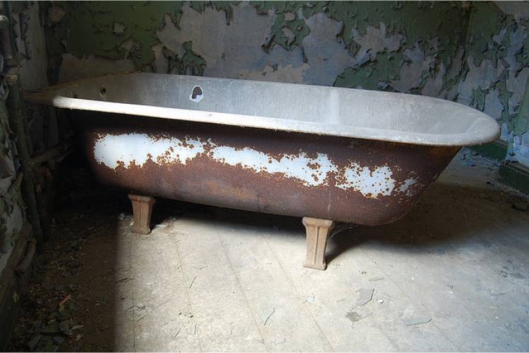 Почему в новостройках СССР устанавливали чугунные ванны вместо стальных