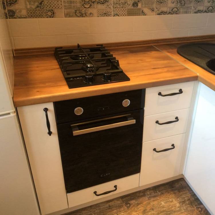 Маленький кухонный гарнитур с варочной панелью