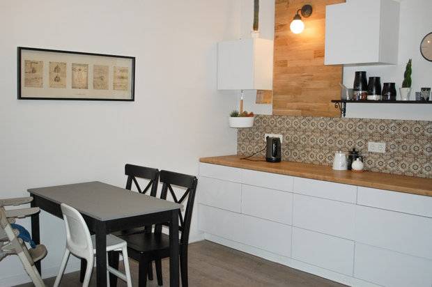 Белая глянцевая кухня без ручек в стиле минимализм