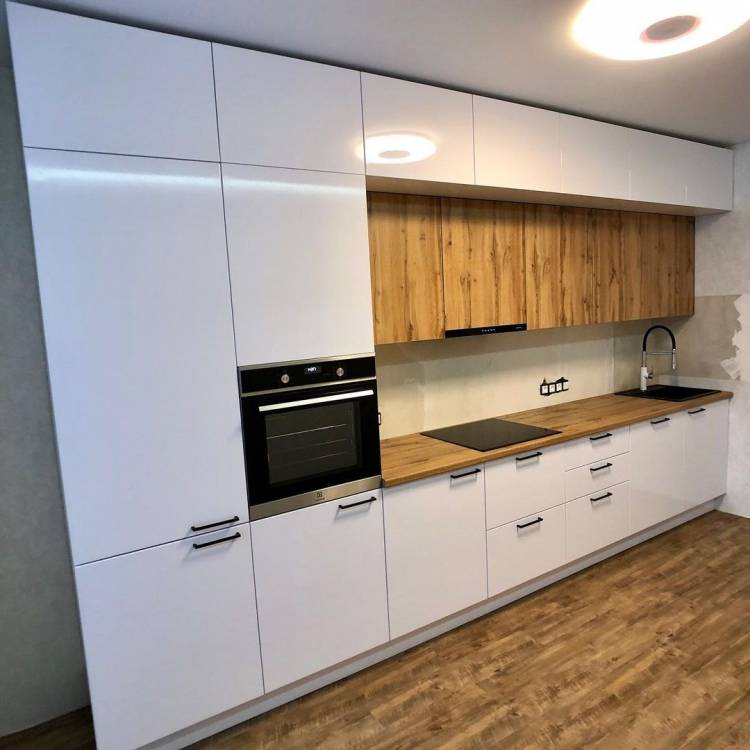 Белая прямая кухня с пластиковыми фасадами в скандинавском стиле с пластиковой столешницей