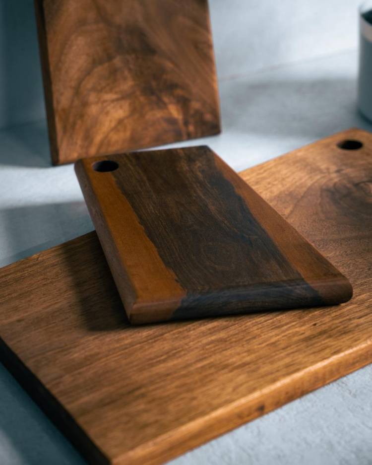 Разделочная доска деревянная из массива грецкого ореха Angle