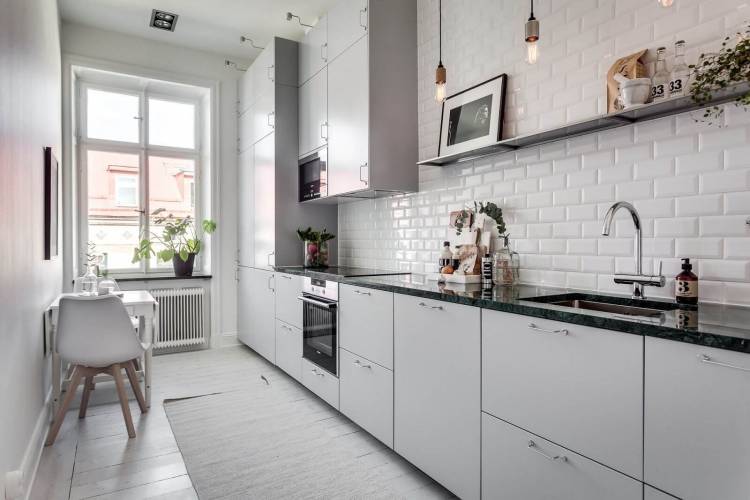 Белая глянцевая кухня в скандинавском стиле