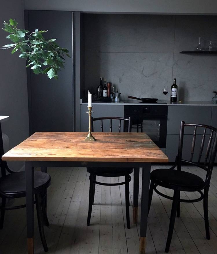 Черный стол в интерьере кухни