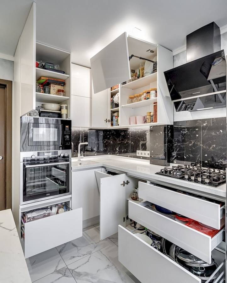 Белая угловая кухня в стиле high