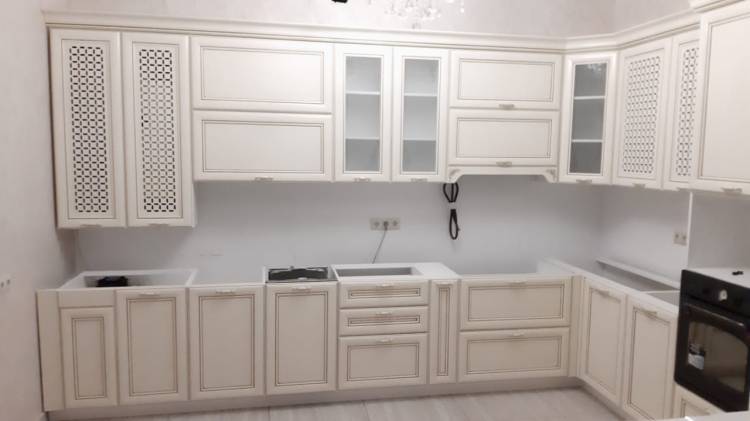 Белая угловая кухня из массива в классическом стиле c акриловой столешницей