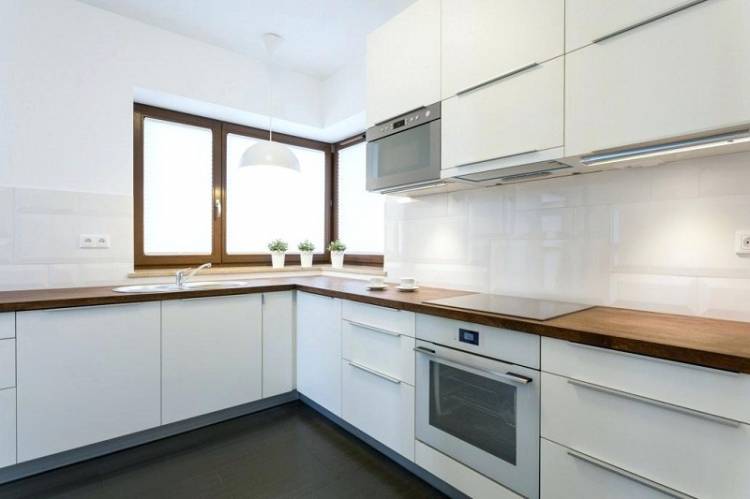 Белая кухня с окном: 94+ идей стильного дизайна