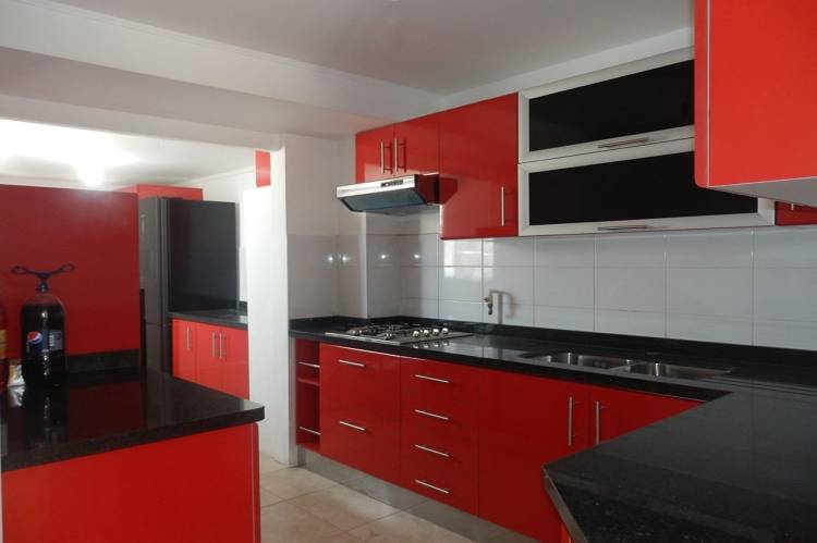 Дизайн черно-красной кухни