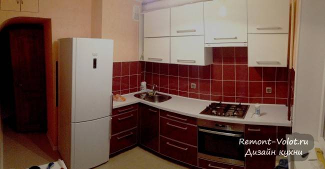Бюджетная угловая кухня в бело-красной цветовой гамме с ярким фартуком