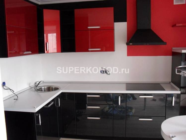 яркая кухня красный верх черный низ в Барнаул