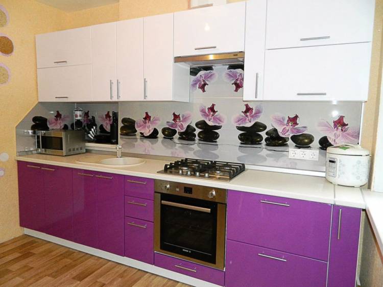 Бело-фиолетовая кухня прямая