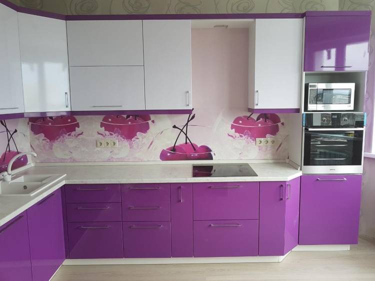 Угловая бело-фиолетовая кухня матовая