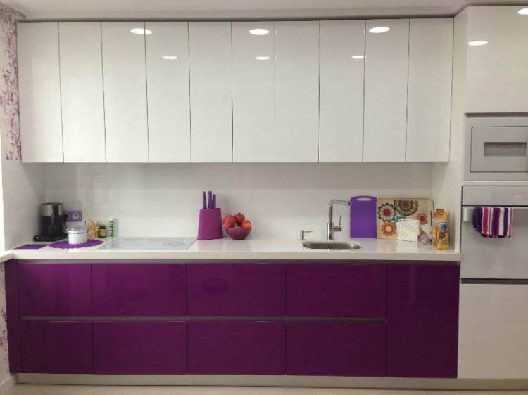 Дизайн прямой фиолетовой кухни