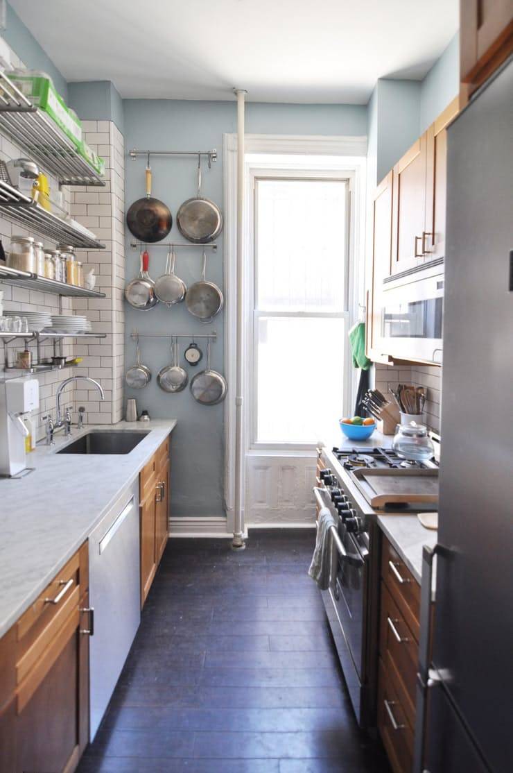 Подвесная кухонная утварь как экономия кухонного пространств