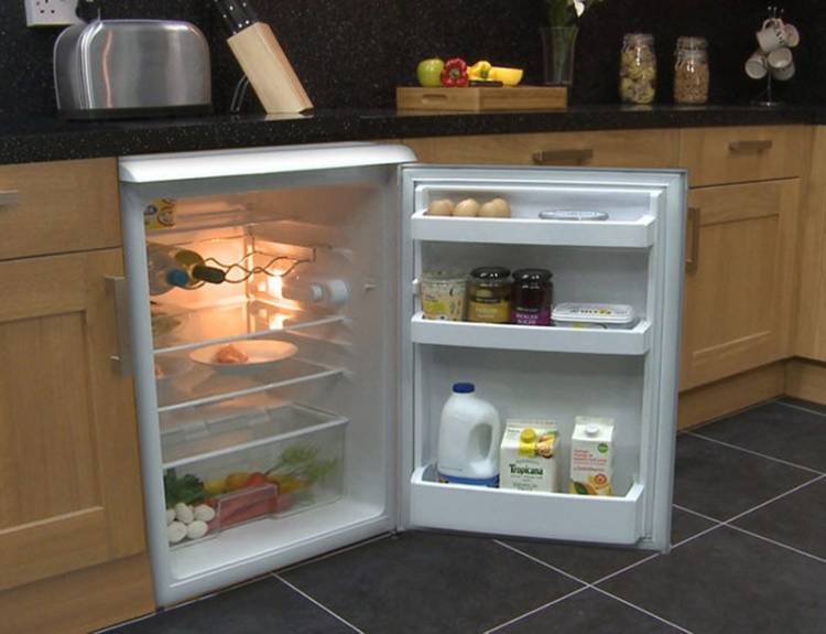 Куда поставить холодильник если на кухне нет для него места?