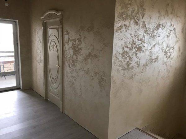 Декоративная краска с песком, ее особенности, способы обработки стен валиком с насадками
