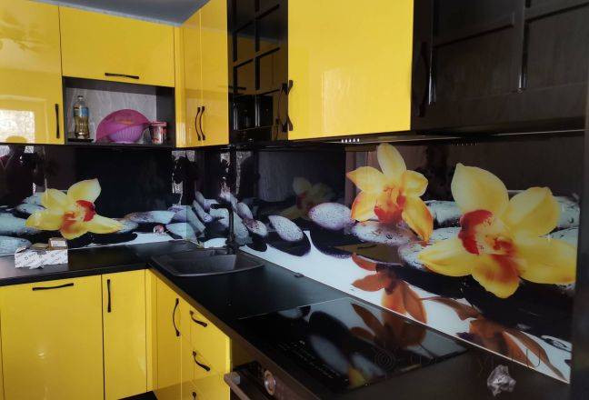 Фото скинали для кухни и фартуков из стекла на желтой кух