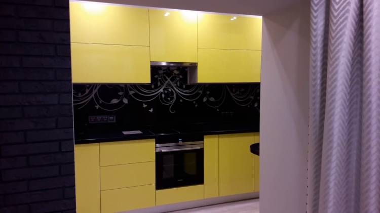 Желтый фартук на кухне: 125 фото в интерьере