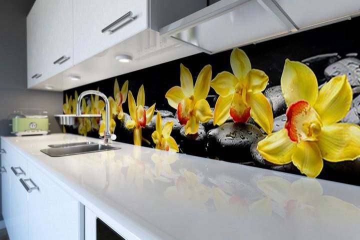 Виниловый кухонный фартук Желтые Орхидеи на черных камнях (для кухни наклейка ПВХ скинали) Цветы