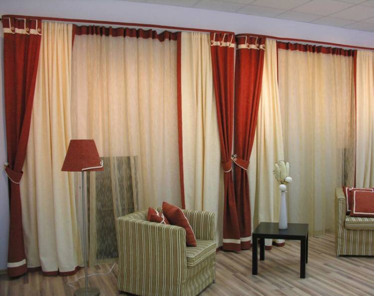 Дизайн штор и занавесок на два окна в гостиную (зал) с простенком и б