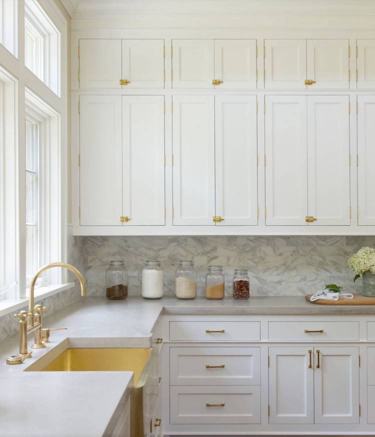 Белая кухня с золотой фурнитурой