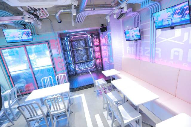 В Акихабаре (Токио) открылось мейд-кафе в стиле кибер