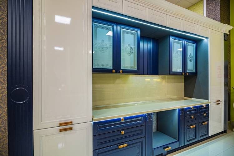 Бело-синяя кухня в классическом стиле Glitzamp;Glamour