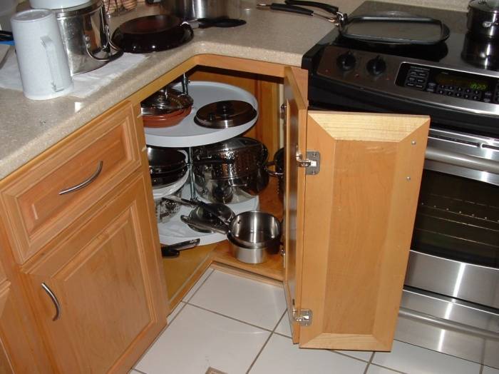 Угловой кухонный шкаф, особенности моделей и правила размещения