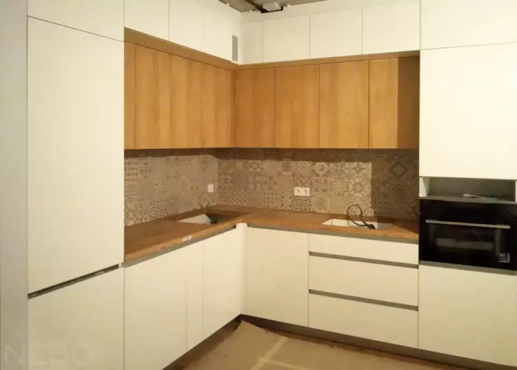 Кухня из ЛДСП со встроенным холодильником и столешницей из постформинг