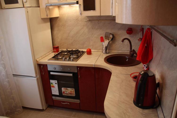 Угловая кухня с холодильником: 117 фото в интерьере