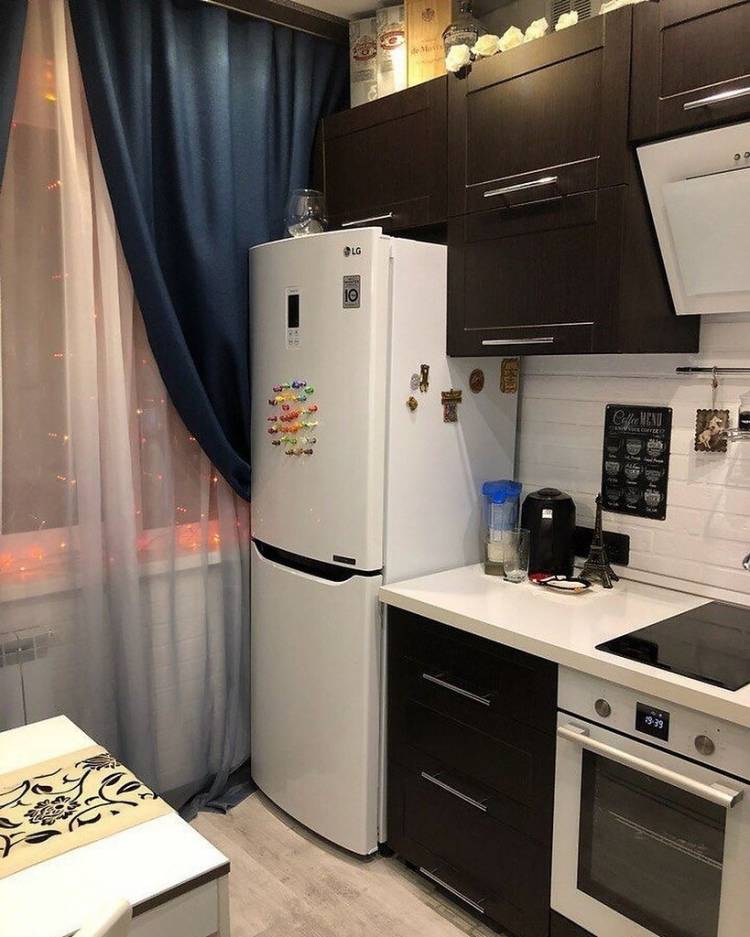 Угловая кухня с холодильником у