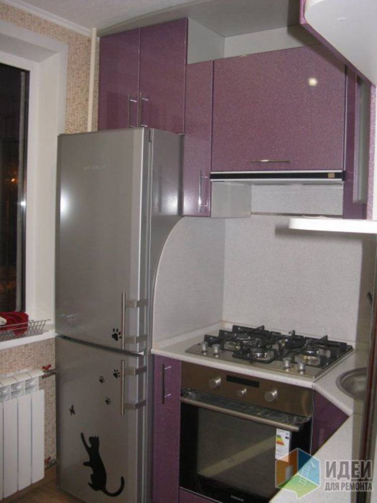 Кухня в хрущевке с колонкой и холодильником