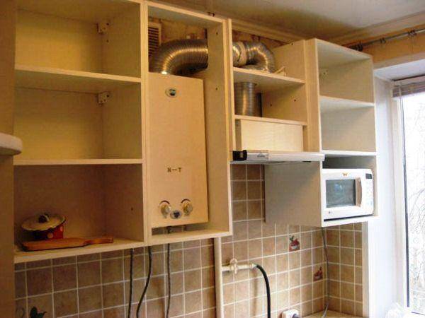 Дизайн кухни в хрущевке с холодильником и газовой колонкой
