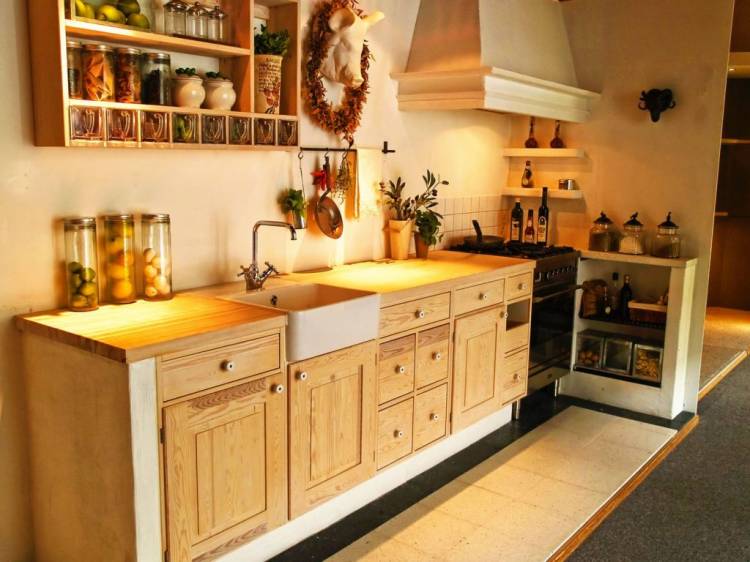 Дизайн кухни без навесных верхних шкафов
