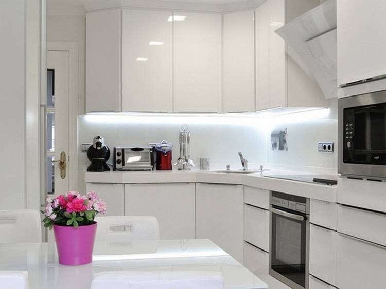 Белая угловая кухня в современном стиле