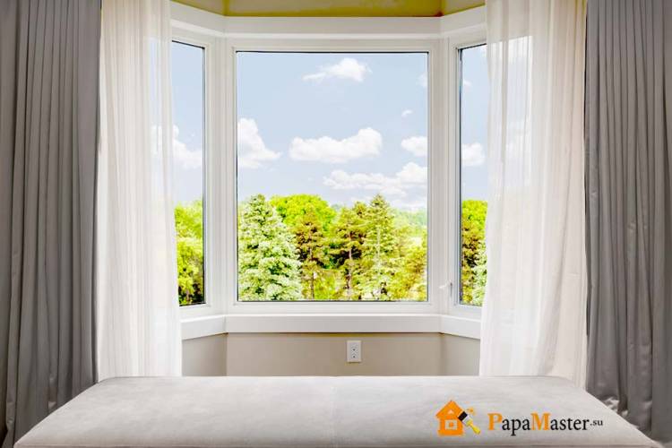Изящные шторы на эркерные окна являются незаменимым элементом декора гостиных старой планировки и в современных элитных квартирах