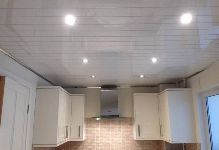 Как обшить потолок на кухне пластиковыми панелями?