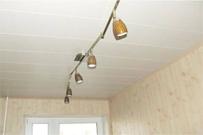 Пластиковые панели на потолке кухни