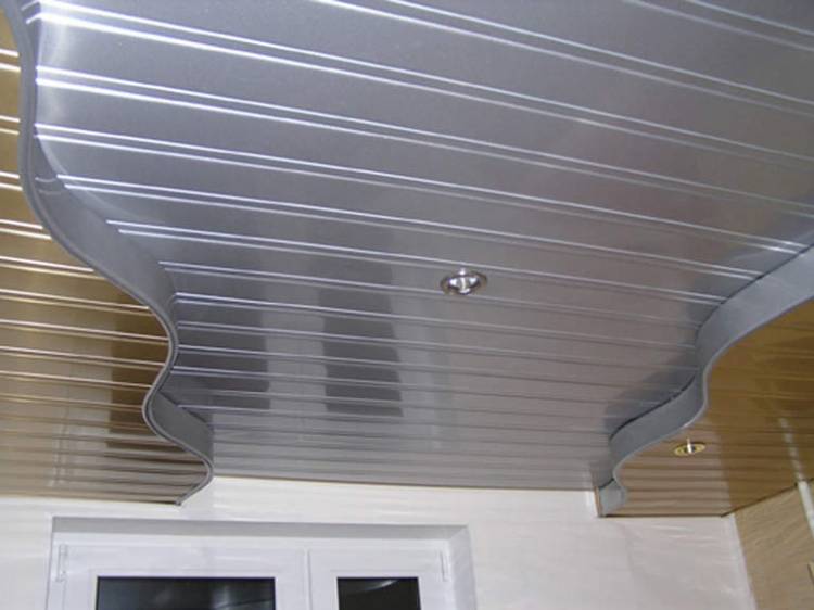 Потолок из ПВХ-панелей на кух