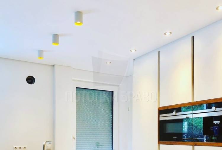 Матовый натяжной потолок с лампочками для кухни НП