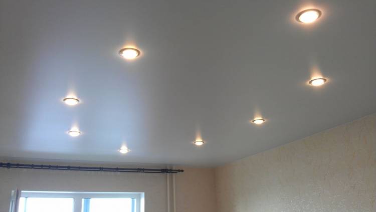 Матовый натяжной потолок с лампочками