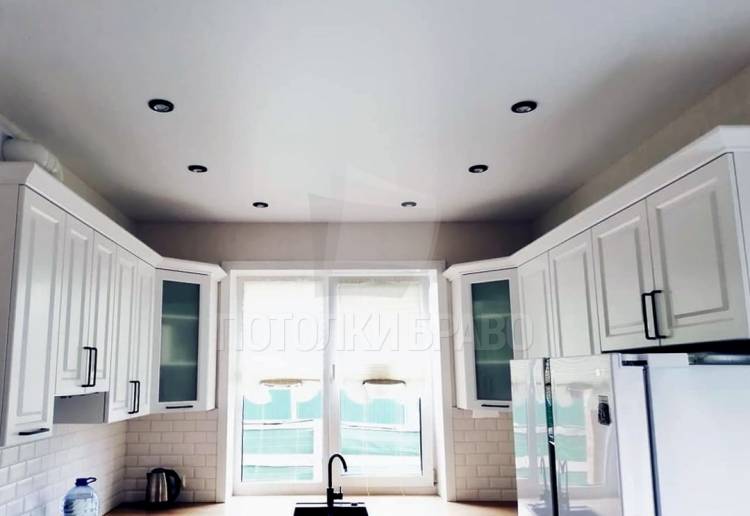 Белый матовый натяжной потолок для кухни с подсветкой НП