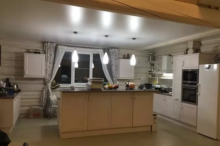 Натяжные потолки на кухне с подсветкой с беспылевой установкой и бесплатным замером